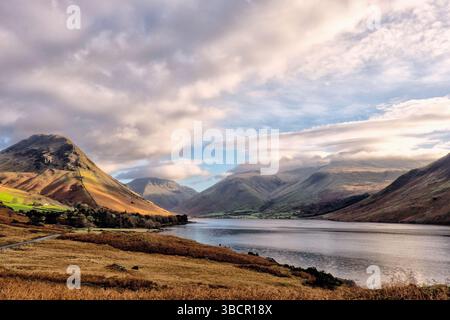 Winter Clouds over Wastwater (Englands Deeppest Lake) & Wasdale Valley: Entrando in Waswater's Road per Wasdale Head, Western Lake District, Cumbria Foto Stock