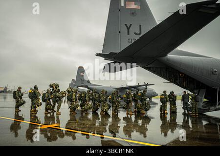 I paracadutisti della forza di autodifesa terrestre del Giappone assegnati alla 1st Airborne Brigade si preparano a caricare su un C-130J Super Hercules assegnato al 36th ai Foto Stock