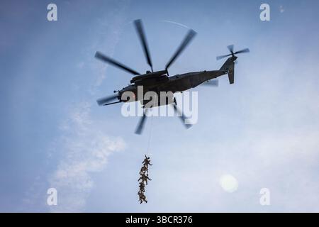 US Marines with Maritime Special Purpose Force, 22nd Marine Expeditionary Unit, effettua addestramento speciale di pattuglia (spie) su Marin Foto Stock