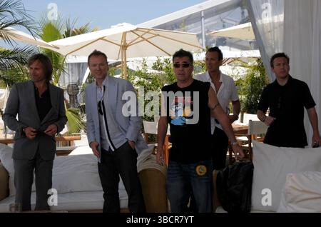 Steve Norman, Gary Kemp, John Keeble e Martin Kemp dello Spandau Ballet durante una fotochiamata tenutasi a Carlton Beach durante il 62° Festival annuale di Cannes in Francia - 19 maggio 2009 Foto Stock