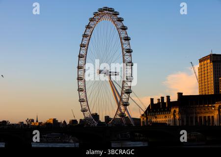 Londra, Regno Unito. 19 maggio 2025. Vista generale del London Eye e del London County Hall al tramonto. Credito: SOPA Images Limited/Alamy Live News Foto Stock