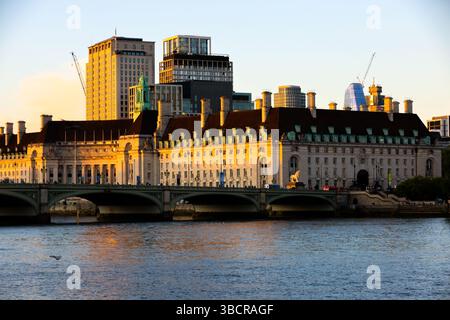 Londra, Regno Unito. 19 maggio 2025. Vista esterna della London County Hall al tramonto. Credito: SOPA Images Limited/Alamy Live News Foto Stock