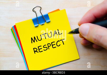 Testo sul rispetto reciproco su note adesive gialle che rappresentano la responsabilità condivisa per l'armonia sul posto di lavoro. Foto Stock