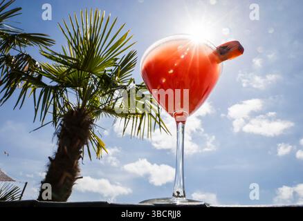 Amburgo, Germania. 21 maggio 2025. Un martini alla frutta della passione (pornostar Martini o Maverick Martini) siede su un tavolo in un bar sulla spiaggia sul porto di Amburgo. Credito: Christian Charisius/dpa/Alamy Live News Foto Stock