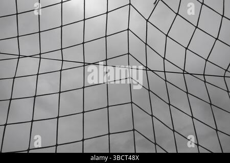 Dettaglio rete montante porta quadrato astratto schema fune. Bianco e nero. Foto Stock