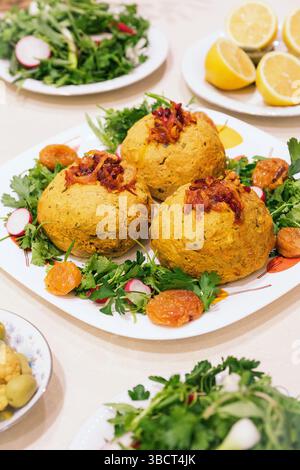 Kufta, Kofta o Kofte, è una cucina persiana gourmet e mediorientale. Un cibo appetitoso a base di carne, spezie e verdure. Foto Stock