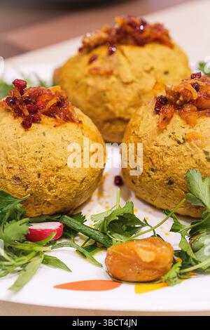 Il kofta o Kufta è un alimento a base di carne macinata, spesso manzo o agnello. Alcuni aggiungono riso e verdure. E' una deliziosa cucina persiana e mediorientale. Foto Stock