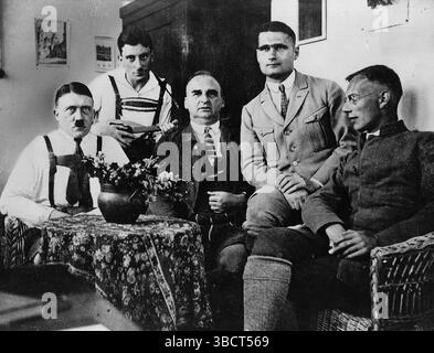 Adolf Hitler, Emil Maurice, Hermann Kriebel, Rudolf Hess e Friedrich Weber nella prigione di Landsberg dopo il Putsch della Beer Hall. Il Putsch della Beer Hall, noto anche come Putsch di Monaco, fu un fallito colpo di stato del leader del partito nazista Adolf Hitler, Erich Ludendorff e altri leader del Kampfbund a Monaco, in Baviera, l'8 e il 9 novembre 1923, durante il periodo della Repubblica di Weimar. Circa duemila nazisti marciarono sulla Feldherrnhalle, nel centro della città, ma furono affrontati da un cordone di polizia, che causò la morte di 15 nazisti, quattro agenti di polizia e uno spettatore. Foto Stock