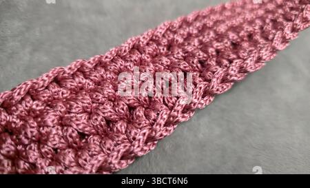 Elementi per maglieria di una borsa rosa da donna, maglieria a mano con manico lungo. Istruzioni dettagliate. Su sfondo grigio. Foto Stock