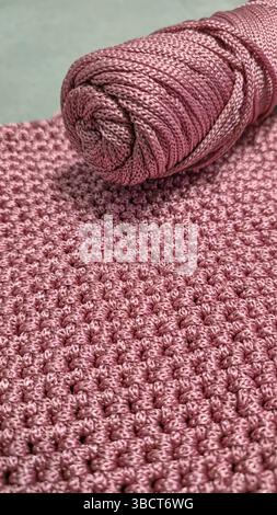 Elementi per maglieria di una borsa rosa da donna, maglieria a mano con manico lungo. Istruzioni dettagliate. Su sfondo grigio. Foto Stock