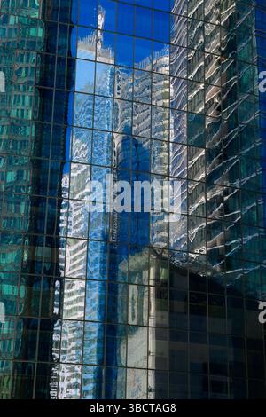 Edifici che si riflettono in un edificio a la Défense, Parigi, Francia. Foto Stock