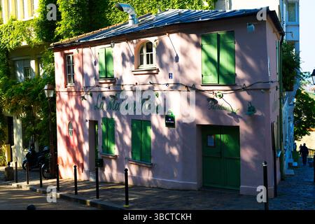 Famosa casa rosa a Montmartre, Parigi, Francia, Europa. Foto Stock