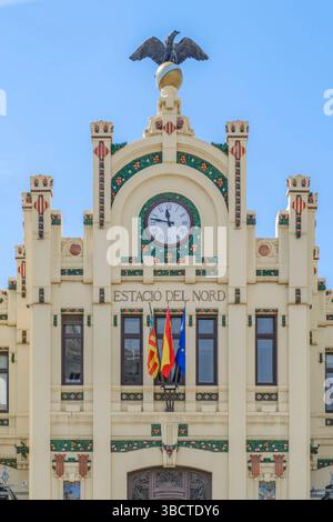 Facciata principale di Estacio del Nord con grande orologio e scultura dell'aquila, stazione ferroviaria storica di Valencia, Estacion del Norte, stazione nord Foto Stock