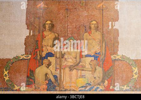 WASHINGTON DC - il murale di "emancipazione" di Jules Guerin adorna la camera sud del Lincoln Memorial sopra l'iscrizione del Gettysburg Address. Creato negli anni '1920, questo dipinto allegorico di 60 piedi per 12 piedi raffigura l'Angelo della verità che libera gli schiavi dalla schiavitù, con rappresentazioni di giustizia e legge sul lato sinistro e immortalità, fede, speranza e Carità sulla destra. Il murale presenta uno sfondo di cipressi che simboleggia l'eternità ed è stato creato utilizzando una speciale miscela di cera e cherosene per resistere alle fluttuazioni ambientali. Foto Stock