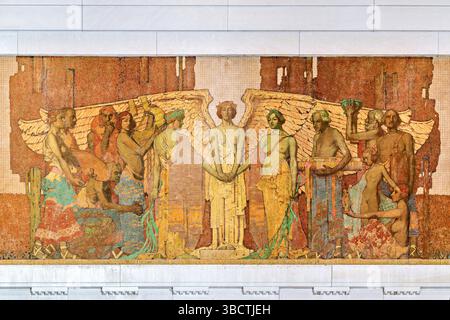 WASHINGTON DC - il murale "Unity" di Jules Guerin adorna la camera nord del Lincoln Memorial sopra la seconda iscrizione inaugurale. Creato negli anni '1920, questo dipinto allegorico di 60 piedi per 12 piedi raffigura l'Angelo della verità unendo le mani di figure che rappresentano il Nord e il Sud, con le sue ali che ospitano rappresentazioni di sette arti tra cui Pittura, filosofia e architettura. Il murale include l'architetto Henry Bacon come quarta figura da sinistra dell'Angelo, con gruppi che simboleggiano Fraternità e Carità su entrambi i lati su uno sfondo di cipressi. Foto Stock