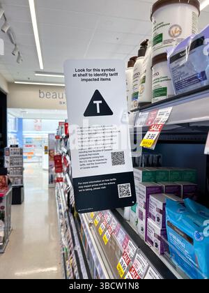 East Gwillimbury, Ontario, Canada - 20 maggio 2025: Un cartello su uno scaffale del negozio Shoppers Drug Mart che spiega il simbolo T per quanto riguarda la tariffa interessata Foto Stock