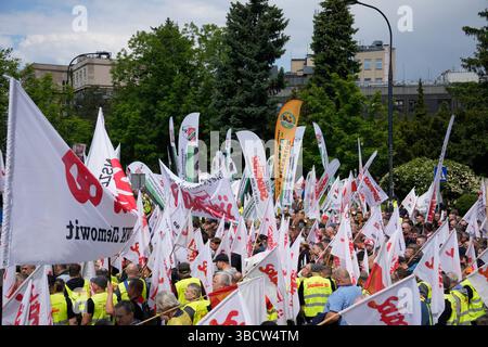 Varsavia, Polonia. 21 maggio 2025. I lavoratori del metallo e dell'acciaio protestarono a Varsavia, in Polonia, il 21 maggio 2025. L'alleanza sindacale OPZZ ha organizzato una marcia dal parlamento all'ufficio del primo Ministro per protestare contro gli alti prezzi dell'energia che riducono la forza competitiva e minacciano posti di lavoro e salari. (Foto di Jaap Arriens/Sipa USA) credito: SIPA USA/Alamy Live News Foto Stock