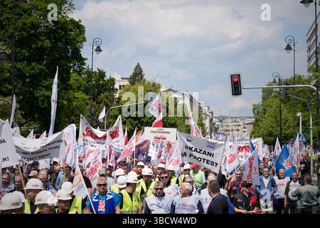 Varsavia, Polonia. 21 maggio 2025. I lavoratori del metallo e dell'acciaio protestarono a Varsavia, in Polonia, il 21 maggio 2025. L'alleanza sindacale OPZZ ha organizzato una marcia dal parlamento all'ufficio del primo Ministro per protestare contro gli alti prezzi dell'energia che riducono la forza competitiva e minacciano posti di lavoro e salari. (Foto di Jaap Arriens/Sipa USA) credito: SIPA USA/Alamy Live News Foto Stock