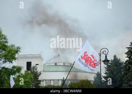 Varsavia, Polonia. 21 maggio 2025. I lavoratori del metallo e dell'acciaio protestarono a Varsavia, in Polonia, il 21 maggio 2025. L'alleanza sindacale OPZZ ha organizzato una marcia dal parlamento all'ufficio del primo Ministro per protestare contro gli alti prezzi dell'energia che riducono la forza competitiva e minacciano posti di lavoro e salari. (Foto di Jaap Arriens/Sipa USA) credito: SIPA USA/Alamy Live News Foto Stock