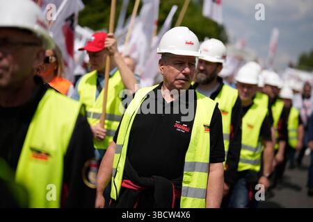 Varsavia, Polonia. 21 maggio 2025. I lavoratori del metallo e dell'acciaio protestarono a Varsavia, in Polonia, il 21 maggio 2025. L'alleanza sindacale OPZZ ha organizzato una marcia dal parlamento all'ufficio del primo Ministro per protestare contro gli alti prezzi dell'energia che riducono la forza competitiva e minacciano posti di lavoro e salari. Crediti: SIPA USA/Alamy Live News Foto Stock