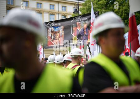 Varsavia, Polonia. 21 maggio 2025. I lavoratori del metallo e dell'acciaio protestarono a Varsavia, in Polonia, il 21 maggio 2025. L'alleanza sindacale OPZZ ha organizzato una marcia dal parlamento all'ufficio del primo Ministro per protestare contro gli alti prezzi dell'energia che riducono la forza competitiva e minacciano posti di lavoro e salari. (Foto di Jaap Arriens/Sipa USA) credito: SIPA USA/Alamy Live News Foto Stock