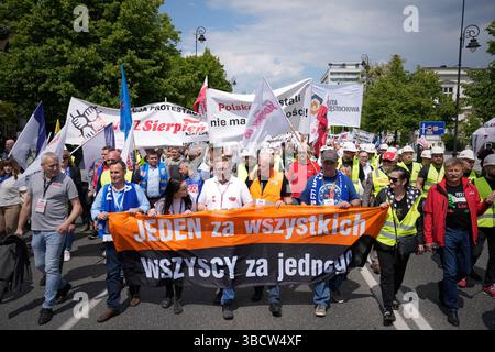 Varsavia, Polonia. 21 maggio 2025. I lavoratori del metallo e dell'acciaio protestarono a Varsavia, in Polonia, il 21 maggio 2025. L'alleanza sindacale OPZZ ha organizzato una marcia dal parlamento all'ufficio del primo Ministro per protestare contro gli alti prezzi dell'energia che riducono la forza competitiva e minacciano posti di lavoro e salari. Crediti: SIPA USA/Alamy Live News Foto Stock