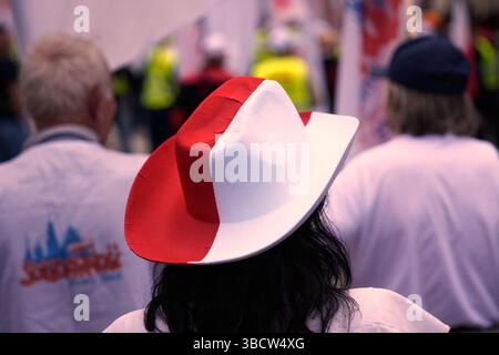 Varsavia, Polonia. 21 maggio 2025. I lavoratori del metallo e dell'acciaio protestarono a Varsavia, in Polonia, il 21 maggio 2025. L'alleanza sindacale OPZZ ha organizzato una marcia dal parlamento all'ufficio del primo Ministro per protestare contro gli alti prezzi dell'energia che riducono la forza competitiva e minacciano posti di lavoro e salari. (Foto di Jaap Arriens/Sipa USA) credito: SIPA USA/Alamy Live News Foto Stock