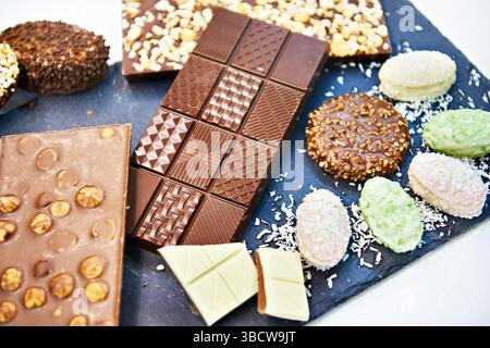 Barrette di cioccolato bianche e scure Foto Stock