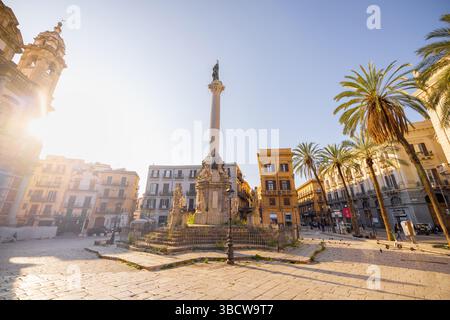 Il sole della mattina presto illumina la colonna e le sculture barocche di Piazza San Domenico a Palermo, in Sicilia. Questa immagine cattura il fascino europeo senza tempo, ideale per viaggi, storia e contenuti architettonici Foto Stock