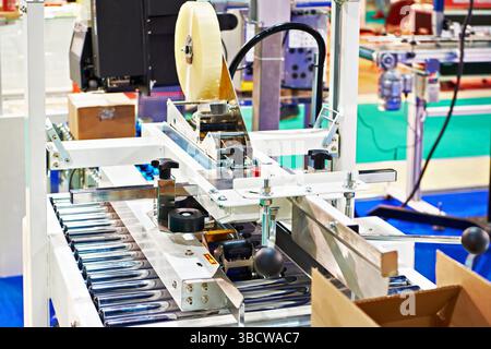 Sigillatrice automatica in cartone la mostra Foto Stock