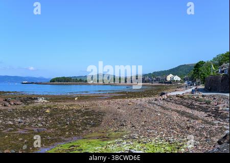 Vista verso nord sul sentiero costiero dell'Ayrshire accanto al villaggio di Fairlie, North Ayrshire, Scozia, Regno Unito, Europa Foto Stock