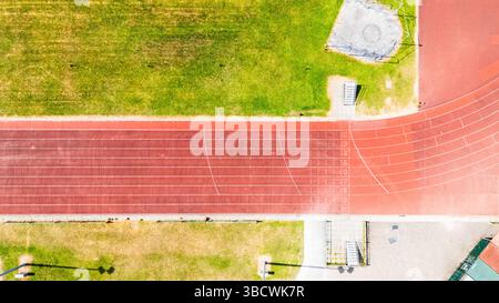 Guardando verso il basso il traguardo sulla pista di atletica Wythenshawe vista ai margini del Wythenshawe Park vicino a Manchester. Foto Stock