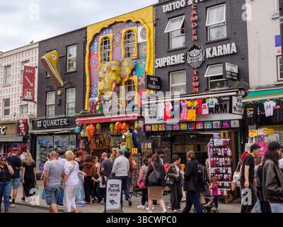 I negozi di Camden Town High Street, London, Regno Unito Foto Stock