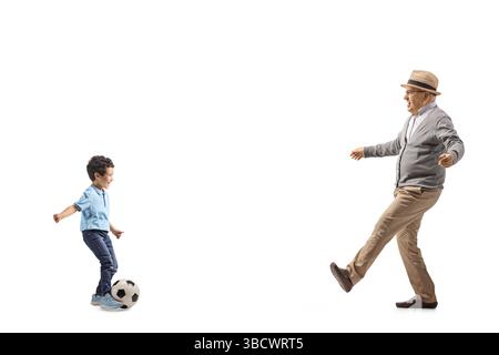 Senior e ragazzino che giocano a calcio isolati su sfondo bianco Foto Stock