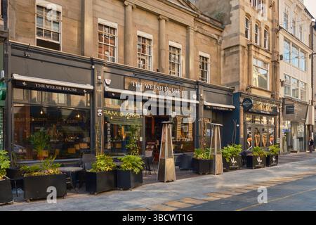 Vista frontale della Welsh House, bar e ristorante nel centro di Cardiff, con piante e posti a sedere all'aperto nelle giornate di sole, vista dalla strada. Foto Stock