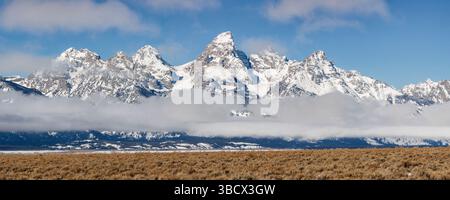 USA, Wyoming, Jackson. Grand Teton National Park, vista panoramica della nebbia che si libra sotto il Teton Range Foto Stock