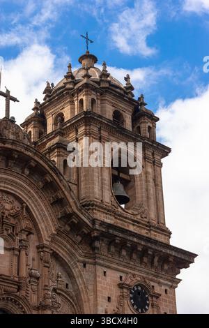 Primo piano di uno dei campanili della cattedrale di Cusco, Perù Foto Stock