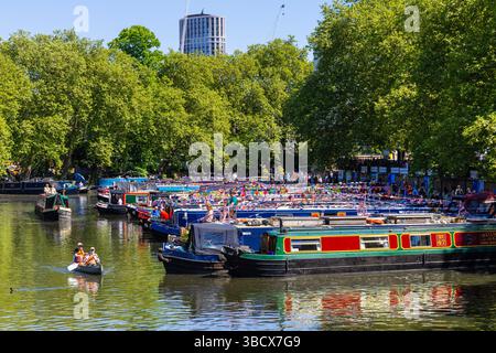 Barche a vela decorate a Little Venice durante l'IWA Canalway Cavalcade 2025, Londra, Inghilterra Foto Stock