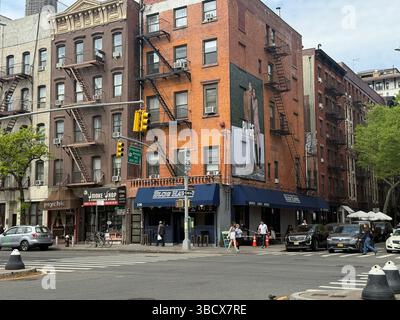 Angolo tra Thompson Street e Houston Street nel quartiere SOHO di New York City. Foto Stock