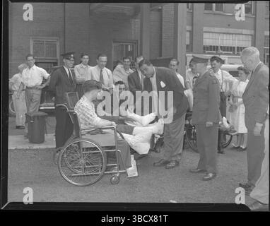 Boxer Joe Louis al Christie St. Hospital with Patients, Toronto, Canada. Archive Sports Photograph, 1945 circa. Credito: Gordon W. Powley Foto Stock