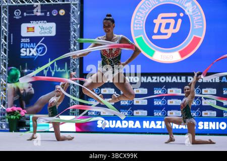 Torino, Italia. 17 maggio 2025. Gruppo italiano visto durante la Rhythmic Gymnastics FGI Final Six 2025 al Palasport Gianni Asti (ex Ruffini) credito: dpa/Alamy Live News Foto Stock