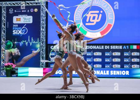 Torino, Italia. 17 maggio 2025. Gruppo italiano visto durante la Rhythmic Gymnastics FGI Final Six 2025 al Palasport Gianni Asti (ex Ruffini) credito: dpa/Alamy Live News Foto Stock