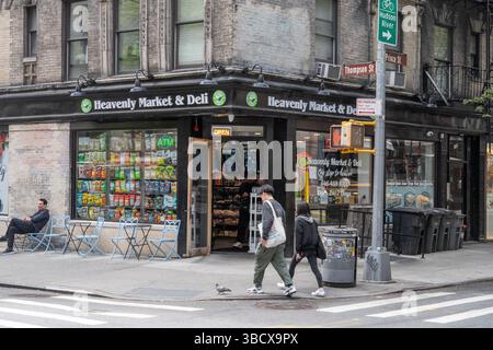 Piccolo mercato gastronomico a Thompson e Prince Streets nel quartiere SOHO di Manhattan, New York City. Foto Stock