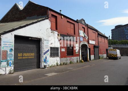 Vecchia fabbrica industriale, oggi officina di riparazione auto, centro urbano di Sheffield, Inghilterra, via Cadman. L'ex canale è in costruzione Foto Stock