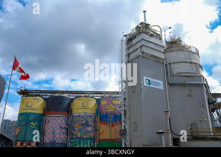 La fabbrica di cemento Heidelberg Materials, precedentemente Ocean concrete, con murales sui silos di Granville Island a Vancouver, British Columbia. Foto Stock