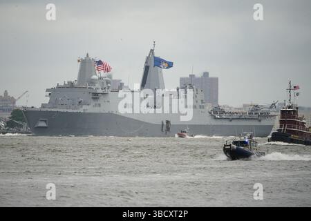 Manhattan, Stati Uniti. 21 maggio 2025. La USS New York (LPD 21) naviga lungo il fiume Hudson durante la Fleet Week Parade of Ships. L'arrivo delle navi al porto segna l'inizio della 37a Annual Fleet Week di New York. Credito: SOPA Images Limited/Alamy Live News Foto Stock