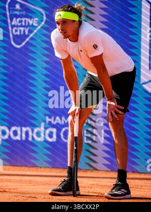 AMBURGO, GERMANIA - 21 MAGGIO: La Germania Alexander Zverev reagisce nel suo match di secondo turno maschile contro la Francia Alexandre Muller durante il quinto giorno del Bitpanda Hamburg Open ad Am Rothenbaum il 21 maggio 2025 ad Amburgo, Germania. (Foto di Rene Nijhuis) credito: René Nijhuis/Alamy Live News Foto Stock