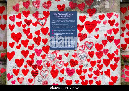 Albert Embankment, Lambeth Palace Rd, calorosa targa tributo tra migliaia di cuori rossi al National COVID Memorial Wall di Londra. Foto Stock