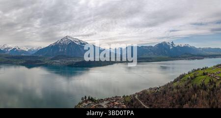 Panorama eirale del monte Niesen, chiamato anche Piramide svizzera con riflessi sul lago Thun Foto Stock
