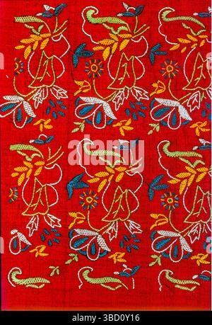 Ricami tradizionali dell'India. Il ricamo in India ha fatto molta strada. Mentre le tendenze della moda cambiavano con il tempo, il ricamo indiano si adattò al nuovo clima e riuscì a rimanere elegante e sofisticato. Mentre ogni tecnica di ricamo possiede la relativa specialità, una cosa è per sicuro, ciascuno di loro fa una dichiarazione seria di stile. Il ricamo in India include dozzine di stili di ricamo che variano da regione e stili di abbigliamento. I disegni in ricamo indiano sono formati sulla base della tessitura e del disegno del tessuto e del punto. Foto Stock
